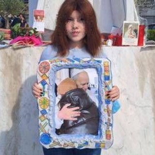 Papa, la gioia della 13enne Varvara per le dimissioni: "Ho avuto il cancro, vorrei restituirgli quell'abbraccio" Papa, la gioia della 13enne Varvara per le dimissioni: "Ho avuto il cancro, vorrei restituirgli quell'abbraccio"