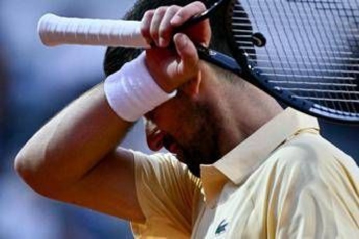 Roland Garros, tifosi Djokovic gridano al complotto: "Perchè Sinner gioca la sera?" Roland Garros, tifosi Djokovic gridano al complotto: "Perchè Sinner gioca la sera?"