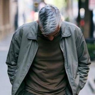 Capelli grigi e bianchi, non è solo questione di età: le cause e gli studi