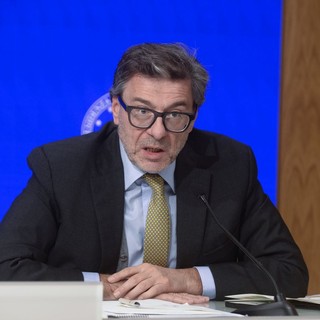 S&amp;P conferma per l’Italia il rating e aumenta outlook, Giorgetti “Lavoro paga”
