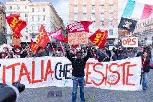 Referendum, vince il No con il 53,3%. Meloni: "Rispettiamo voto". Schlein esulta: "Fermata riforma sbagliata". Centrosinistra in festa a Roma - La diretta