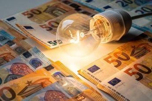 Bollette della luce, in arrivo il bonus di 55 euro contro il caro energia Bollette della luce, in arrivo il bonus di 55 euro contro il caro energia