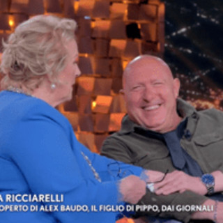 Alex Baudo, l'abbraccio con Katia Ricciarelli e il ricordo di papà Pippo: "Ho scoperto a 30 anni di essere suo figlio" Alex Baudo, l'abbraccio con Katia Ricciarelli e il ricordo di papà Pippo: "Ho scoperto a 30 anni di essere suo figlio"