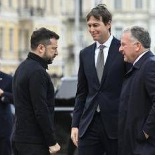 Ucraina-Russia, Zelensky al tavolo con gli inviati di Trump: "Guerra continuerà" Ucraina-Russia, Zelensky al tavolo con gli inviati di Trump: "Guerra continuerà"
