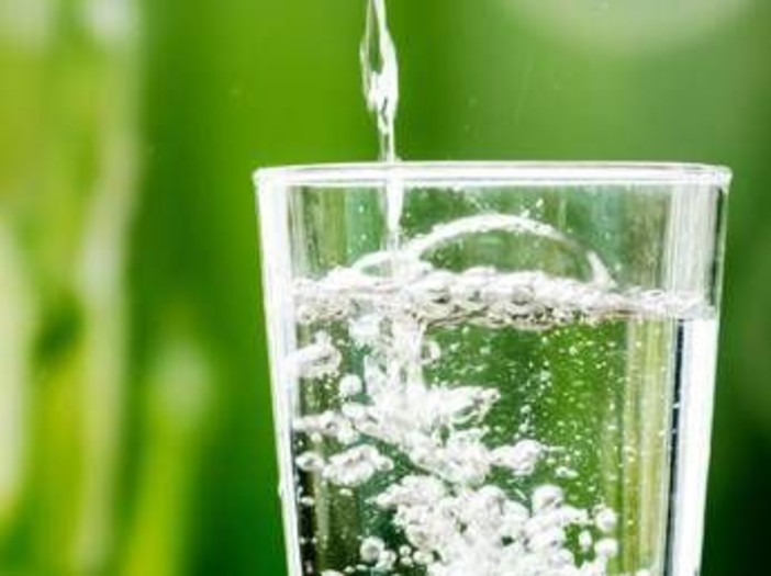 Acqua frizzante per dimagrire? Può funzionare ma non è per tutti: i rischi