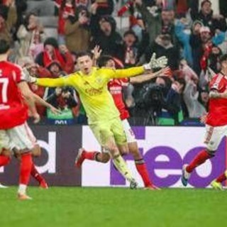 Champions, Benfica qualificato allo scadere con gol del portiere. Mourinho-show in panchina Champions, Benfica qualificato allo scadere con gol del portiere. Mourinho-show in panchina