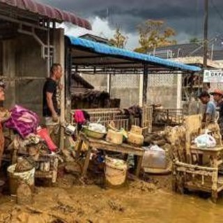 Inondazioni in Indonesia, più di 880 morti a Sumatra. Migliaia i feriti, centinaia i dispersi Inondazioni in Indonesia, più di 880 morti a Sumatra. Migliaia i feriti, centinaia i dispersi