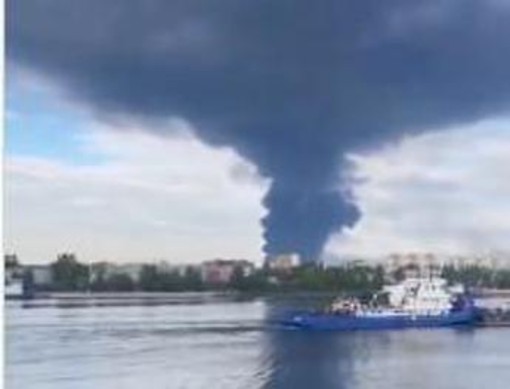 Ucraina, attacco contro una delle più grandi raffinerie in Russia. Mosca: "Abbattuti nella notte 605 droni di Kiev"