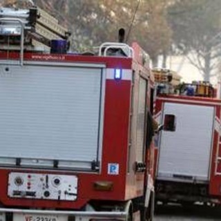 Nube tossica dopo incendio a Caivano, sospese attività nella zona Asi: "Obbligo di mascherina" Nube tossica dopo incendio a Caivano, sospese attività nella zona Asi: "Obbligo di mascherina"