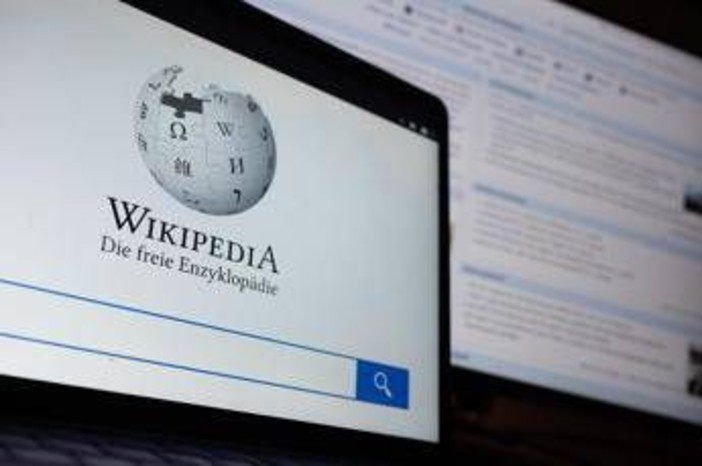 Intelligenza artificiale, fondatore di Wikipedia: "Non è affidabile per scrivere articoli"
