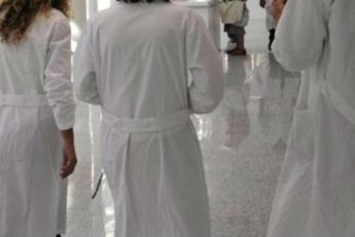 Manovra, da sindacati medici e dirigenti sanitari arriva bocciatura: "Disastro per Ssn" Manovra, da sindacati medici e dirigenti sanitari arriva bocciatura: "Disastro per Ssn"