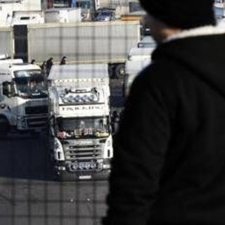 Caro carburanti, continua la protesta dei tir: stop e rallentamenti su A1 e A30