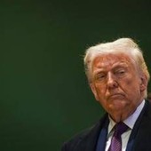 Iran, Trump: "Stop guerra solo con la resa di Teheran". No a invasione di terra: "Non serve"