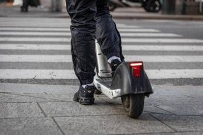 Milano, in due su monopattino contro auto: morto 19enne