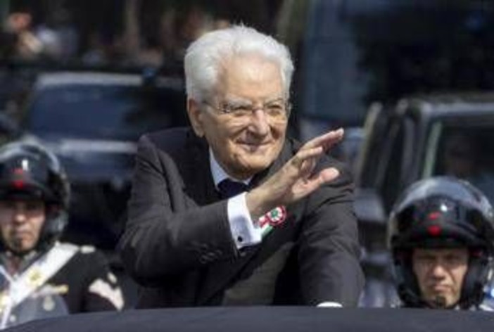 Mattarella: "Da Presidente vedo nel Paese applicati principi della Repubblica. Italia avrà giovamento dal coraggio dei giovani" Mattarella: "Da Presidente vedo nel Paese applicati principi della Repubblica. Italia avrà giovamento dal coraggio dei giovani"