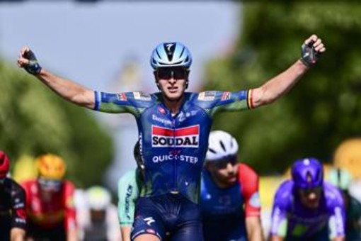 Tour de France, Merlier vince allo sprint la 12/a tappa e Pogacar resta in giallo