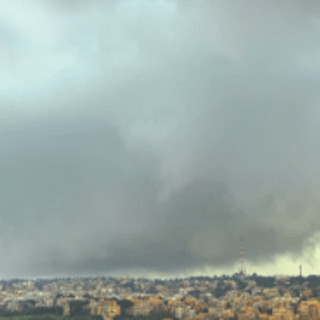 Tromba d'aria a Roma, alberi e rami caduti ma nessun ferito - il video del vortice Tromba d'aria a Roma, alberi e rami caduti ma nessun ferito - il video del vortice