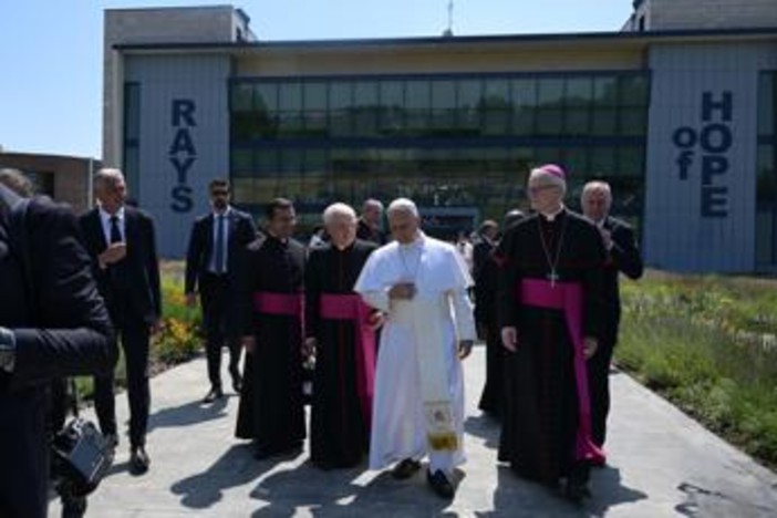 L'abbraccio di Papa Leone ai piccoli pazienti del Cnao di Pavia