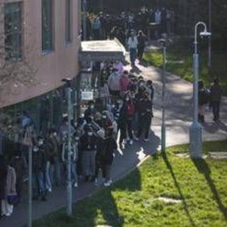 Meningite, salgono a 20 i casi in Inghilterra: ora vaccino per 5mila studenti