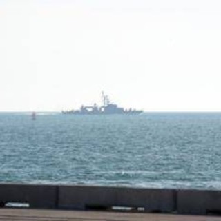 Iran, nave cinese attravera Hormuz e sfida il blocco di Trump. Oggi primi colloqui Israele-Libano - Diretta
