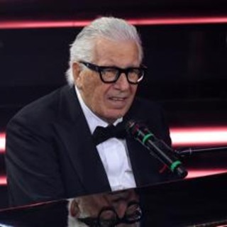 Addio a Peppino di Capri, oggi l'ultimo saluto alla voce di 'Champagne': i funerali sull'isola Addio a Peppino di Capri, oggi l'ultimo saluto alla voce di 'Champagne': i funerali sull'isola