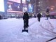 Tempesta di neve a New York, disagi e voli cancellati: il maltempo inguaia i viaggi per le feste