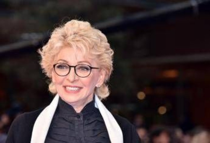 Funerali Bonaccorti, il messaggio di Renato Zero: "Lascerò aperta la porta" Funerali Bonaccorti, il messaggio di Renato Zero: "Lascerò aperta la porta"