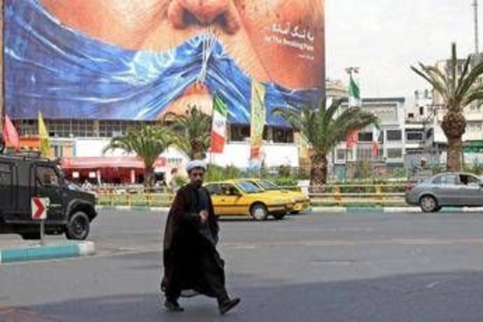Attacco Usa nel Sud dell'Iran, colpito sito di missili e navi. L'avvertimento di Teheran