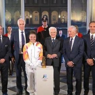Milano-Cortina, la fiamma olimpica è arrivata in Italia ed è stata consegnata a Mattarella Milano-Cortina, la fiamma olimpica è arrivata in Italia ed è stata consegnata a Mattarella