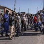 Sudafrica, proteste anti migranti: ronde manifestanti tra le case per cercare irregolari Sudafrica, proteste anti migranti: ronde manifestanti tra le case per cercare irregolari