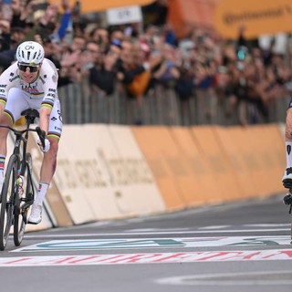 Pogacar cade e trionfa, sua per la prima volta la Milano-Sanremo