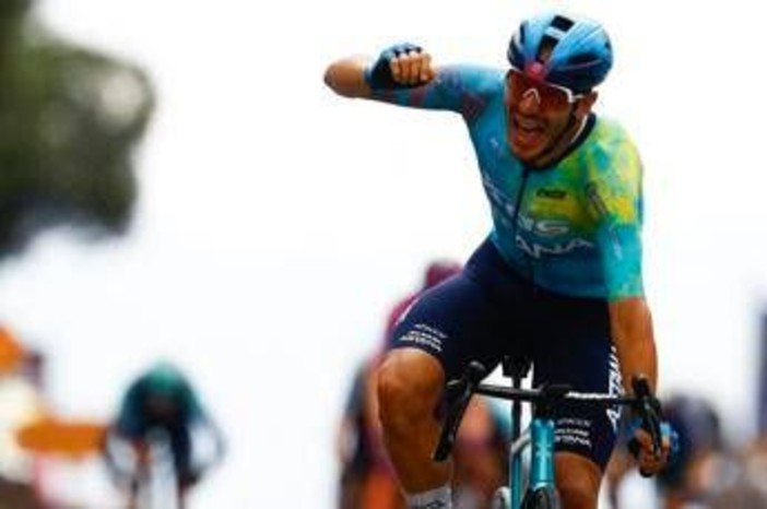 Giro d'Italia, Davide Ballerini vince in volata la sesta tappa. Eulalio sempre in rosa