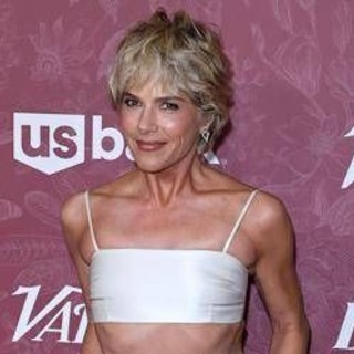 Caos a bordo del volo per New York, arrestata l'attrice Selma Blair: "Ha morso hostess e aggredito un poliziotto" Caos a bordo del volo per New York, arrestata l'attrice Selma Blair: "Ha morso hostess e aggredito un poliziotto"