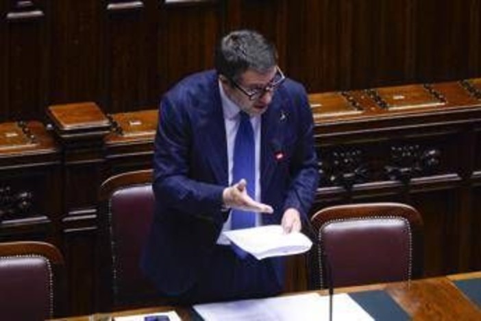 Crisi carburante, Salvini: "Riserve aeroporti fino a tutto maggio, no emergenza. Monitoriamo per evitare stop estate"