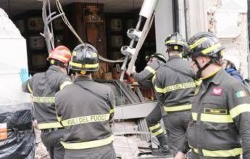 Tram deragliato a Milano, due morti e 48 feriti: l'ipotesi di un guasto al freno d'emergenza dopo il malore dell'autista