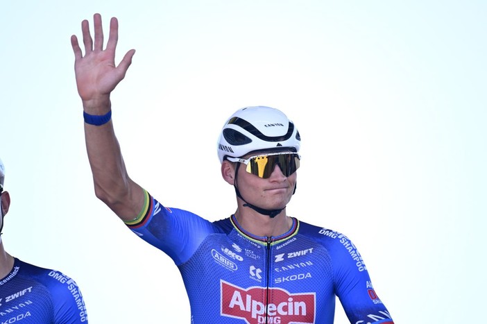 Van der Poel timbra la nona tappa al Tour, Pogacar resta in giallo Van der Poel timbra la nona tappa al Tour, Pogacar resta in giallo