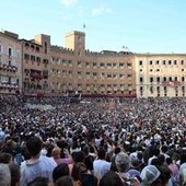 Palio di Siena, domani la grande sfida dell'Assunta: dove vederla in tv Palio di Siena, domani la grande sfida dell'Assunta: dove vederla in tv