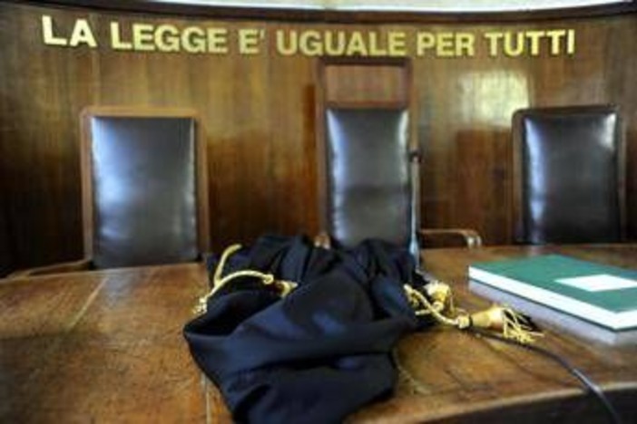 Venezia, perseguita ex professore per bocciatura: braccialetto elettronico a 26enne