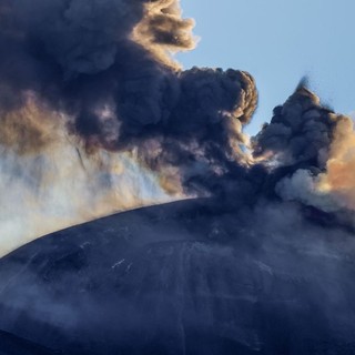 Prosegue eruzione Etna con cenere vulcanica, sospesi i voli in arrivo a Catania