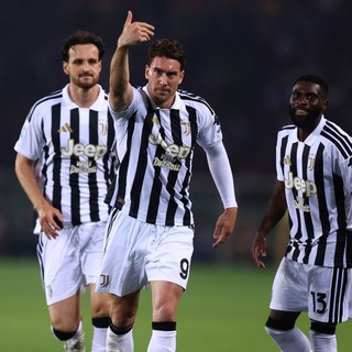 Vlahovic non basta alla Juve: pari nel derby, sarà Europa League