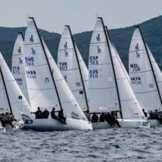 Svi 2026, le prime imbarcazioni doppiano lo scoglio di Capri e tornano verso Livorno