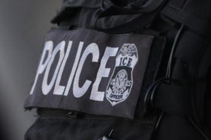 Sparatoria con agenti Ice nel Maine: uccisa una persona