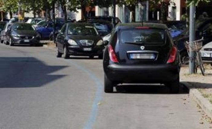 Strisce blu e nuovo Codice della strada, cosa cambia nel 2026: le nuove regole