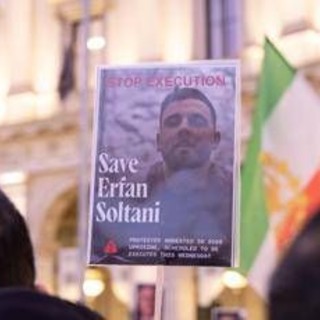 Iran, il legale di Erfan Soltani: "E' stato rilasciato su cauzione"