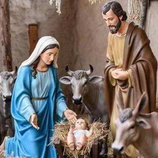 Si finge statua e si nasconde nel presepe, il sindaco scopre il latitante