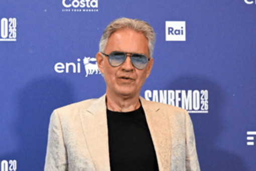 Sanremo 2026, Andrea Bocelli ospite: il ritorno al Festival nel ricordo di Pippo Baudo