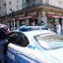 Milano, aggressione in strada e 20 coltellate a uno sconosciuto: bloccato dai clienti del bar Milano, aggressione in strada e 20 coltellate a uno sconosciuto: bloccato dai clienti del bar
