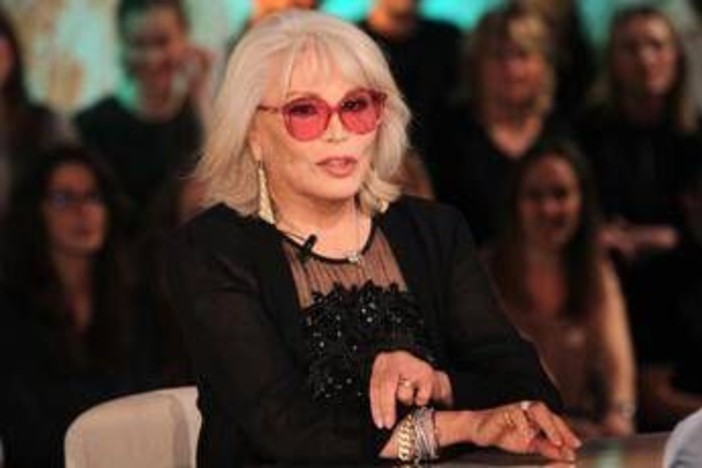 Amanda Lear a Belve: "Dalì era impotente, Bowie? Faceva un po' schifo..."
