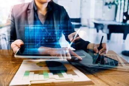 L'Intelligenza Artificiale fa lavorare di meno? Non proprio, per i dipendenti aumenta impegno e divario con i dirigenti