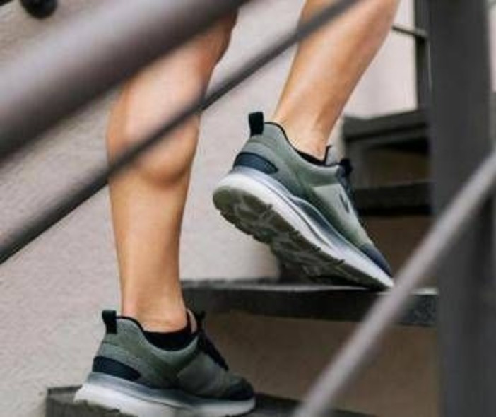 Le scale aiutano cuore e muscoli, lo studio e l'esercizio per gli anziani Le scale aiutano cuore e muscoli, lo studio e l'esercizio per gli anziani